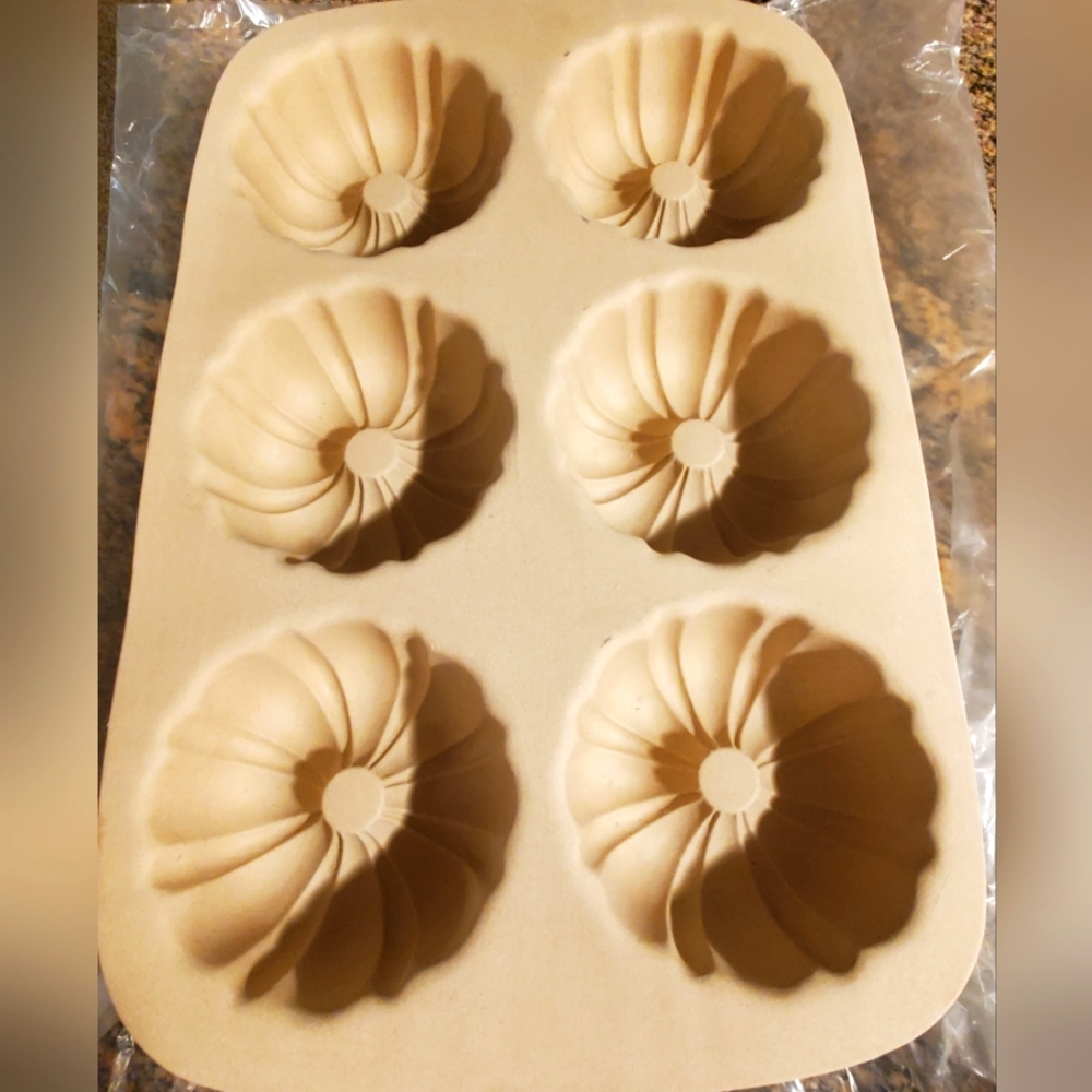 The Pampered Chef Mini Fluted Cake Stoneware Pan